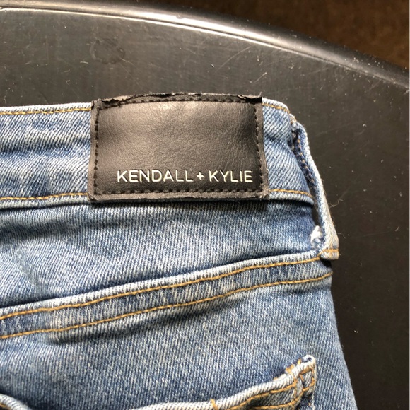 Women’s Kendall and Kylie Jeans Size 1/25 ✨ - Picture 2 of 4